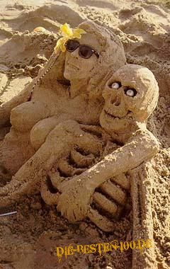 Skelett und Frau aus Sand