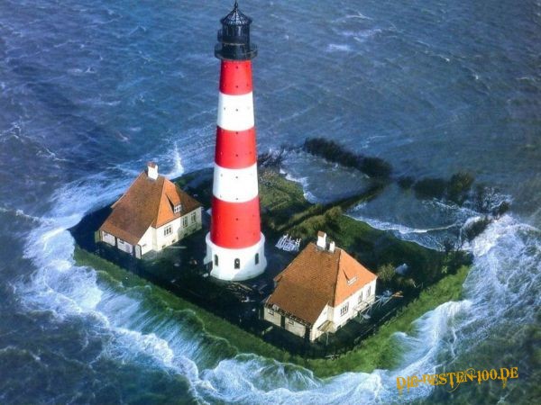 Mini Insel mit Leuchtturm bei hoher See