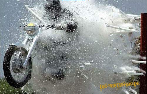 Die besten 100 Bilder in der Kategorie motorraeder: Motorradfahrer springt durch NeonrÃ¶hren