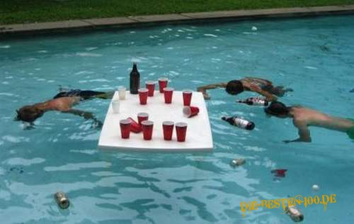 Die besten 100 Bilder in der Kategorie quatsch: Party-Opfer in Swimming-Pool
