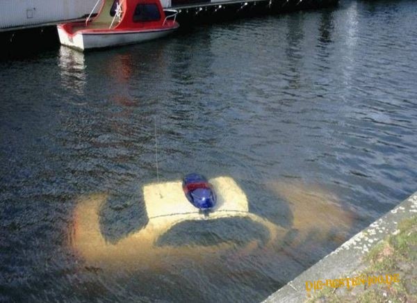 Polizei-Auto unter Wasser