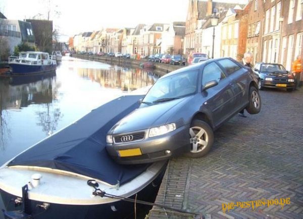 Auto parkt ein wenig auf dem Schiff