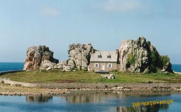 Haus zwischen Felsen - Insel