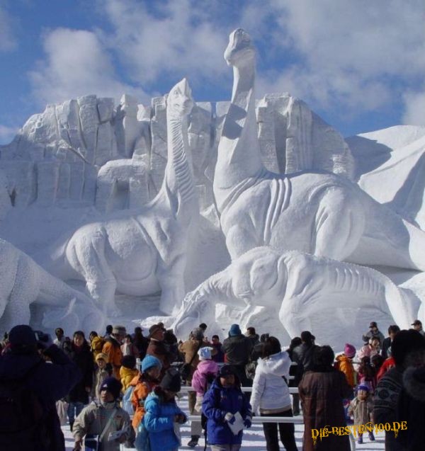 Dinosaurier-Schnee-Skulptur