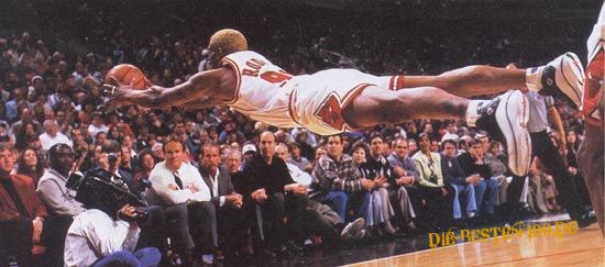 Die besten 100 Bilder in der Kategorie sport: Basketballer fliegt