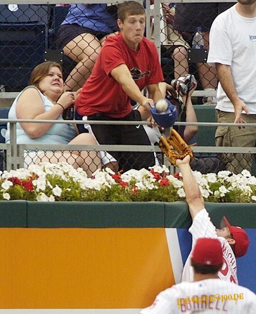 Die besten 100 Bilder in der Kategorie shit_happens: Baseball wird von Zuschauer weggeschnappt