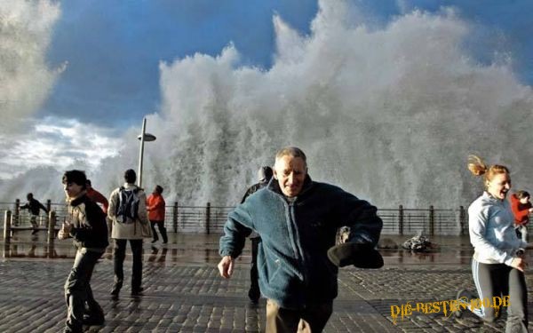 Die besten 100 Bilder in der Kategorie natur: Riesen-Wellen schlagen an Kaimauer