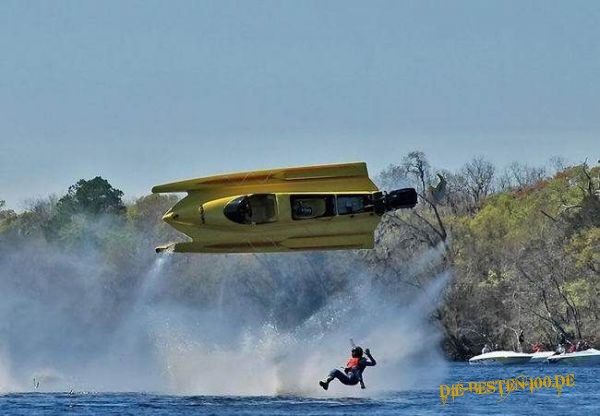 Die besten 100 Bilder in der Kategorie unfaelle: Rennmotorboot-Unfall