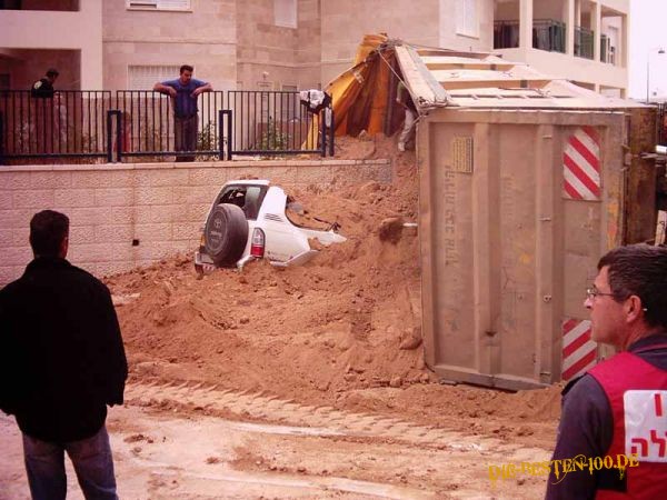 Die besten 100 Bilder in der Kategorie unfaelle: Sand-Laster kippt auf Auto um