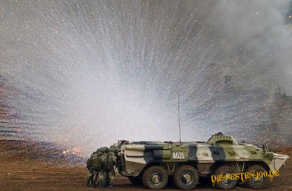 Die besten 100 Bilder in der Kategorie explosionen: Explosion hinter Panzerfahrzeug
