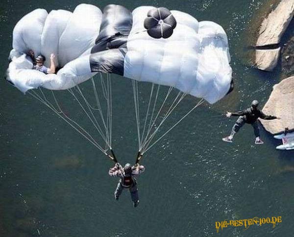 Die besten 100 Bilder in der Kategorie gefaehrlich: Fallschirmspringer landet im Fallschirm von Kollegen