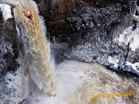 Die besten 100 Bilder in der Kategorie gefaehrlich: Wildwasser, Kajak, Wasserfall, Winter