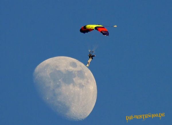 Die besten 100 Bilder in der Kategorie sport: Fallschirmspringer vor Mond