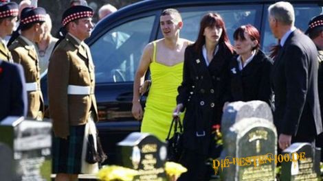 Falsches Outfit auf Beerdigung