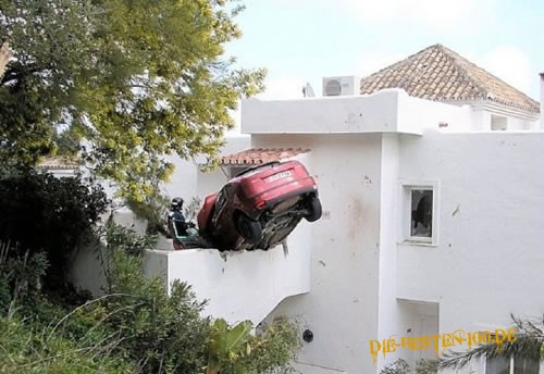 Die besten 100 Bilder in der Kategorie unfaelle: Autounfall in Balkon
