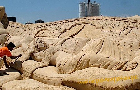 Die besten 100 Bilder in der Kategorie sand_kunst: Frau auf Sandsofa