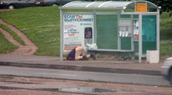Die besten 100 Bilder in der Kategorie betrunkene: Betrunken an Bushaltestelle