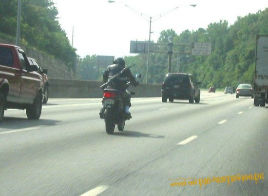 Bewaffneter Motorradfahrer