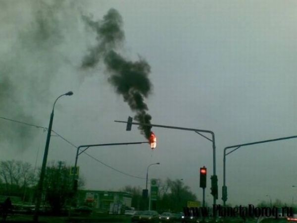 Die besten 100 Bilder in der Kategorie verkehr: Ampel brennt ab