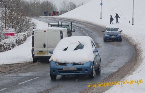 Offensichtlich Unsichere Autofahrt mit Schnee