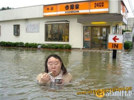 Isst doch nur ne PfÃ¼tze - Asiatische Frau isst bei Hochwasser