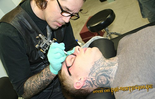 Die besten 100 Bilder in der Kategorie tattoos: Brillen-Tattoo beim stechen - Glasses Tattoo in Progress