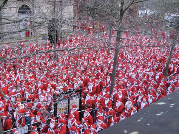 Die besten 100 Bilder in der Kategorie allgemein: Das muss am Nordpol sein - Weihnachtsmann-Auflauf - Santa Crowd