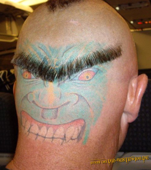 Die besten 100 Bilder in der Kategorie lustige_tattoos: Gesicht auf Hinterkopf-Tattoo mit zusammen gewachsenen Augenbrauen Frisur