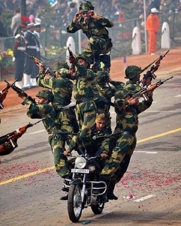 MilitÃ¤r Cheerleader auf Motorrad