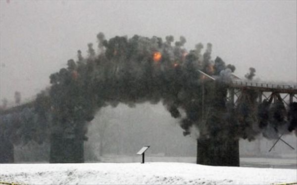 BrÃ¼cke wird gesprengt - Bridge Explosion