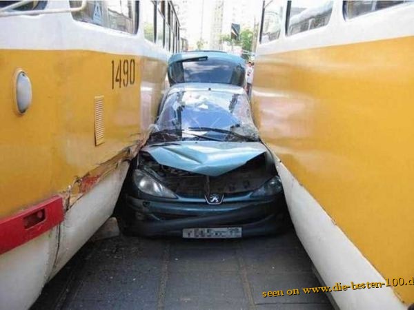 Die besten 100 Bilder in der Kategorie unfaelle: Zwischen die StraÃenbahn, Unfall