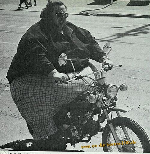 Auf motorrad mann fetter Fetter mann.