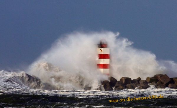 Die besten 100 Bilder in der Kategorie natur: Wellen um Leuchtturm 