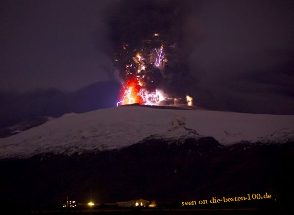 Die besten 100 Bilder in der Kategorie natur: Vulkan-Ausbruch mit Blitzen