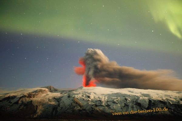 Vulkan-Ausbruch-Wolke mit Nordlichter