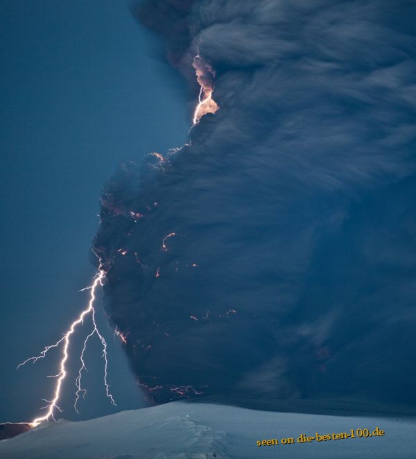 Vulkan-Asche-Wolke mit Blitz