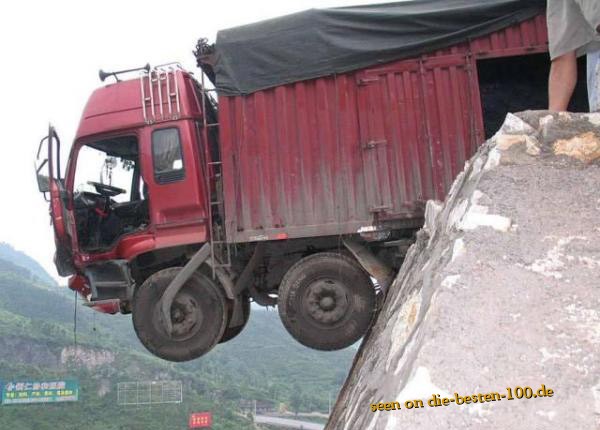 Die besten 100 Bilder in der Kategorie unfaelle: Wie ist der Fahrer rausgekommen - Truck Luck