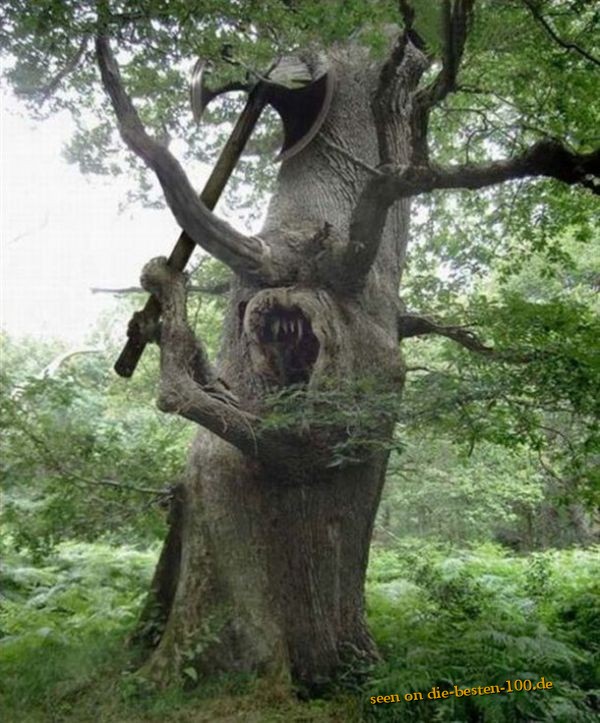 Baum-Kriege-Monster mit Streitaxt