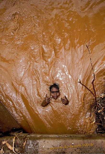Die besten 100 Bilder in der Kategorie unglaublich: Inder zeigt Gang-Zeichen bevor er weggespÃ¼lt wird - Hochwasser Abfluss