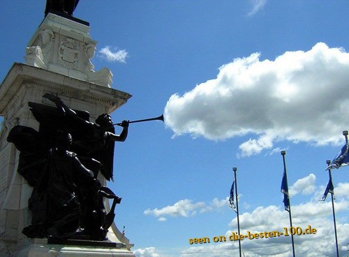 Engelstrompeten Statue blÃ¤st Wolken