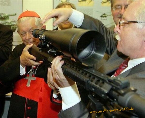 Katholischer Bischof mit Gewehr 