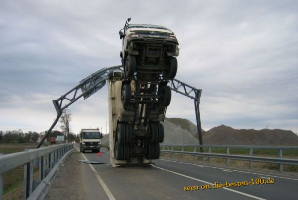 Die besten 100 Bilder in der Kategorie unfaelle: Bitte auf die Verkehrsschilder achten! Augen auf im Verkehr