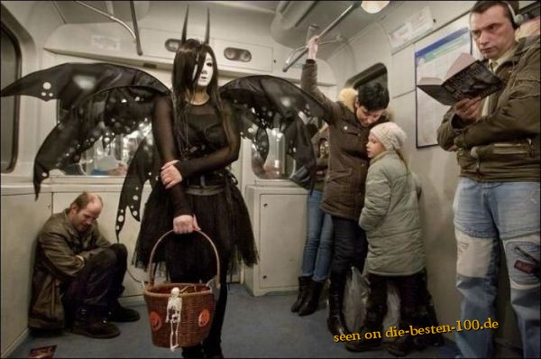 Die besten 100 Bilder in der Kategorie verkleidungen: Todesengel in der U-Bahn