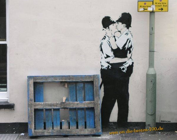 Die besten 100 Bilder in der Kategorie graffiti: kissing coppers - Banksy
