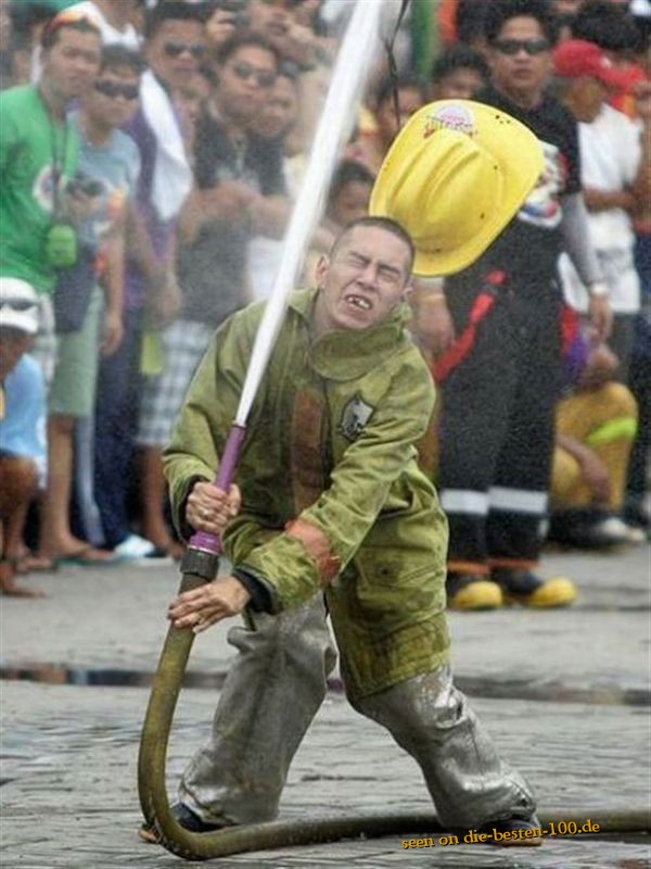 Die besten 100 Bilder in der Kategorie maenner: Feuer frei fÃ¼r Feuerwehrmann selbst Angriff