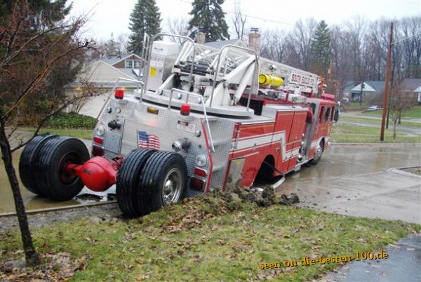 Die besten 100 Bilder in der Kategorie unfaelle: Feuerwehrauto verliert Hinterachse - Firefighters Fail