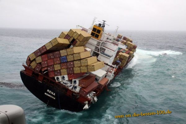 aufgelaufenes havariertes Containerschiff