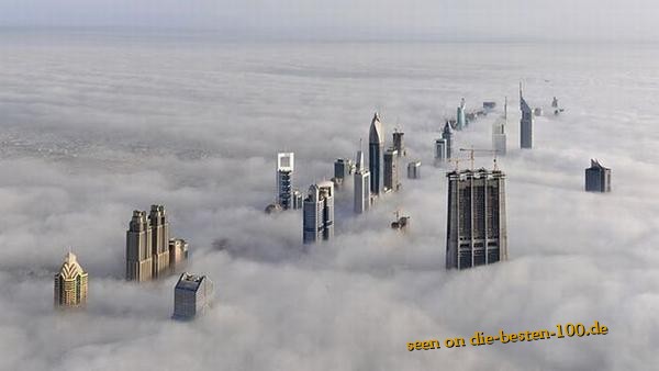 Wolkenkratzer durchstossen Wolken - amazing Skyscraper Photo