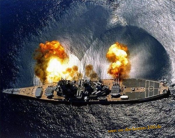 Kriegsschiff feuert aus allen Rohren/Kanonen