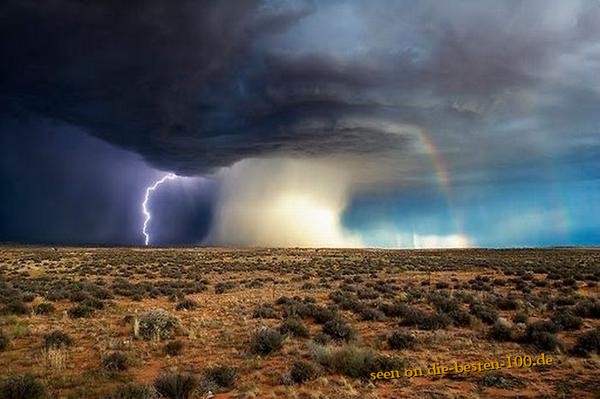Tornado mit Regen, Regenbogen und Blitz
